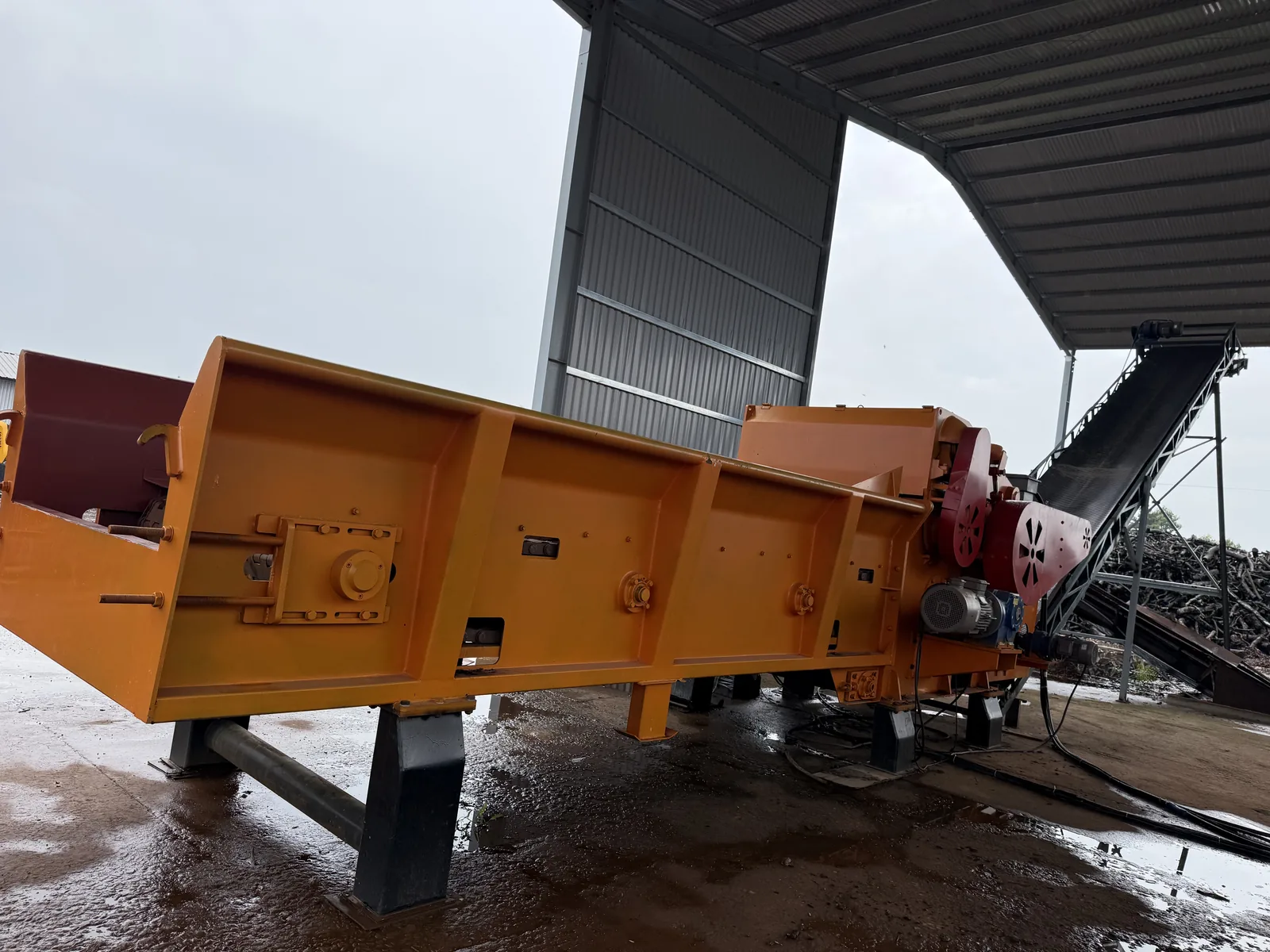 Feeding and discharge conveyors after installation in Vietnam